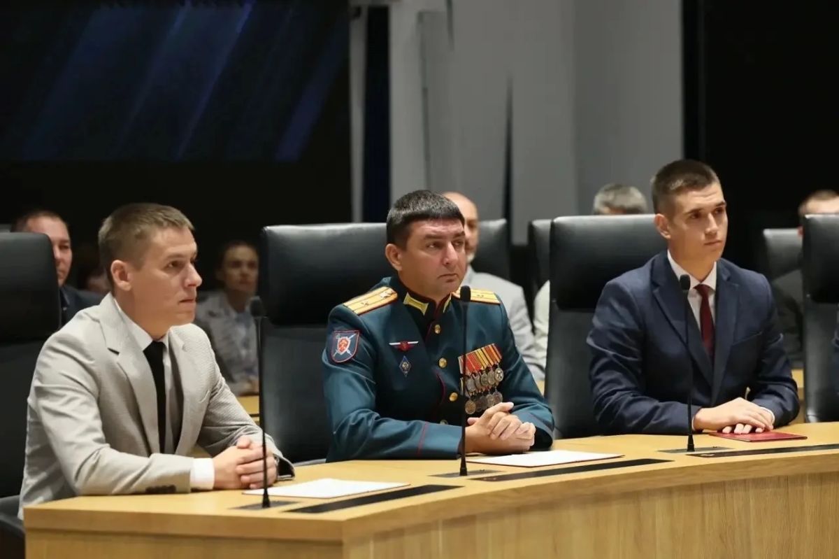 Василий Голиков: В Правительстве Белгородской области врио губернатора Александр Шуваев вручил дипломы выпускникам первого потока региональной кадровой программы «Сталь» Василий Голиков: В Правительстве Белгородской области врио губернатора Александр Шуваев вручил дипломы выпускникам первого потока региональной кадровой программы «Сталь»