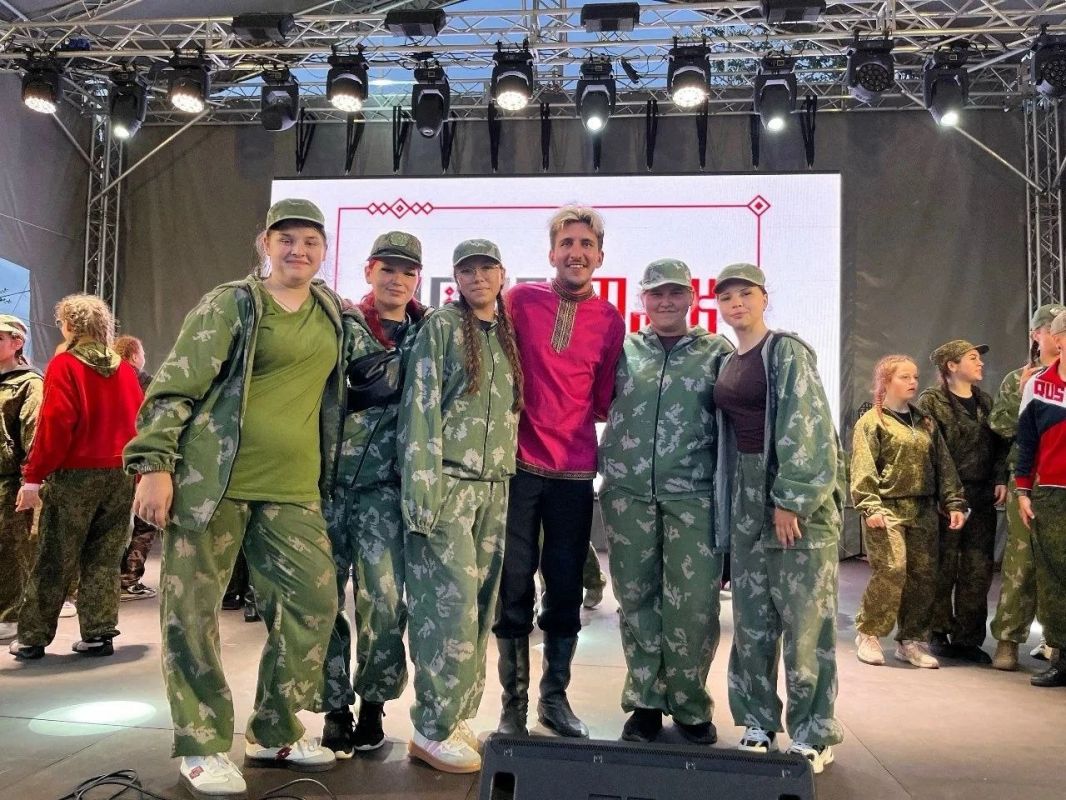 Представительницы Борисовского округа вернулись с военно-исторических сборов «Армата», где на протяжении десяти дней наравне со сверстницами осваивали азы начальной военной подготовки Представительницы Борисовского округа вернулись с военно-исторических сборов «Армата», где на протяжении десяти дней наравне со сверстницами осваивали азы начальной военной подготовки