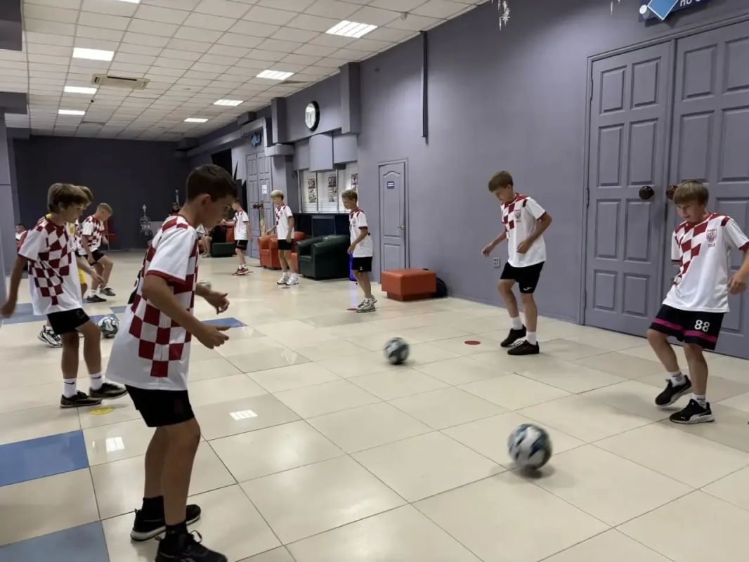 Сегодня на самом большом экране Черноземья в кинотеатре «Радуга» мы показали первый футбольный матч Сегодня на самом большом экране Черноземья в кинотеатре «Радуга» мы показали первый футбольный матч