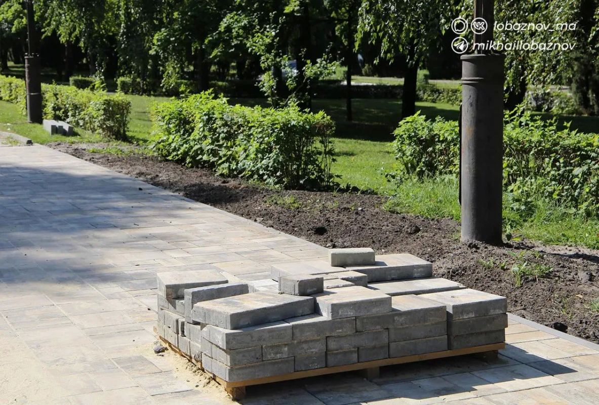 На бульваре Дружбы завершается благоустройство территории от Дворца культуры «Комсомолец» до проспекта Губкина На бульваре Дружбы завершается благоустройство территории от Дворца культуры «Комсомолец» до проспекта Губкина