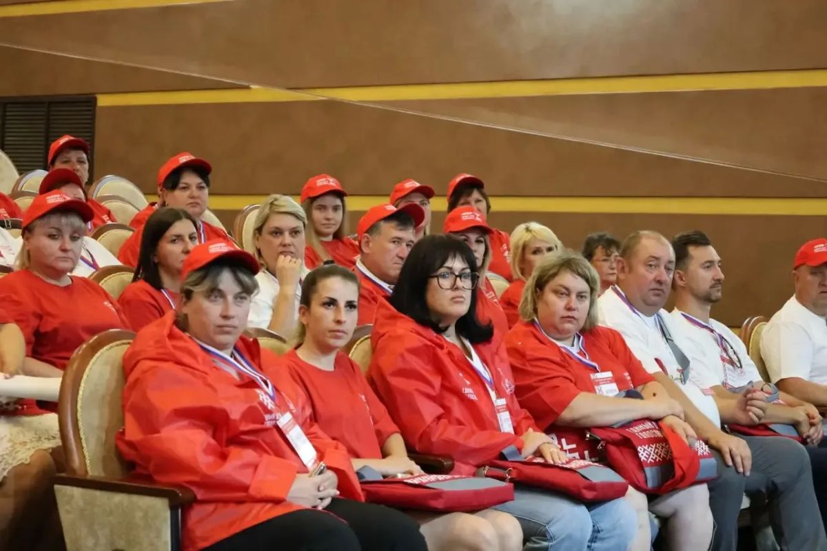 Участники проекта «ИнформУИК» получили фирменную одежду!