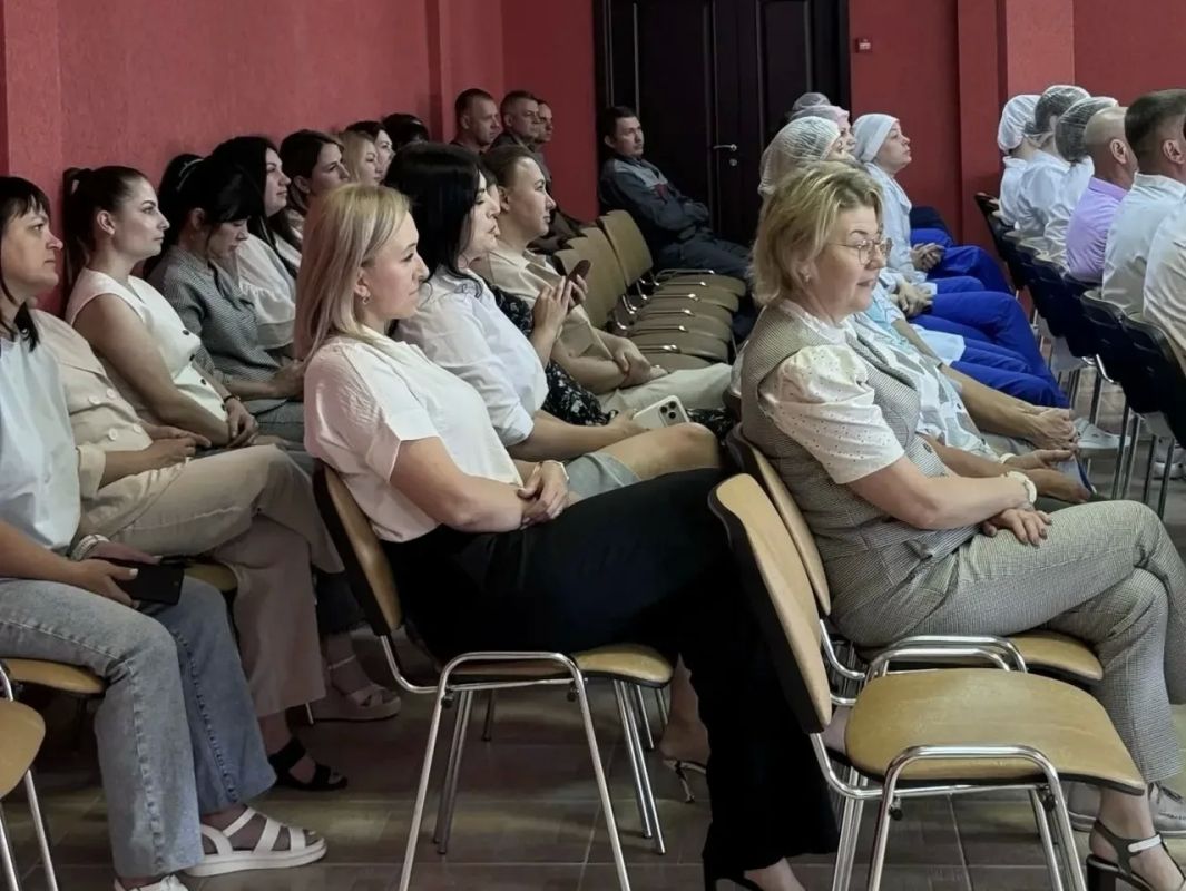 Чтобы по-настоящему понимать, чем живёт округ, важно постоянно поддерживать связь с жителями Чтобы по-настоящему понимать, чем живёт округ, важно постоянно поддерживать связь с жителями