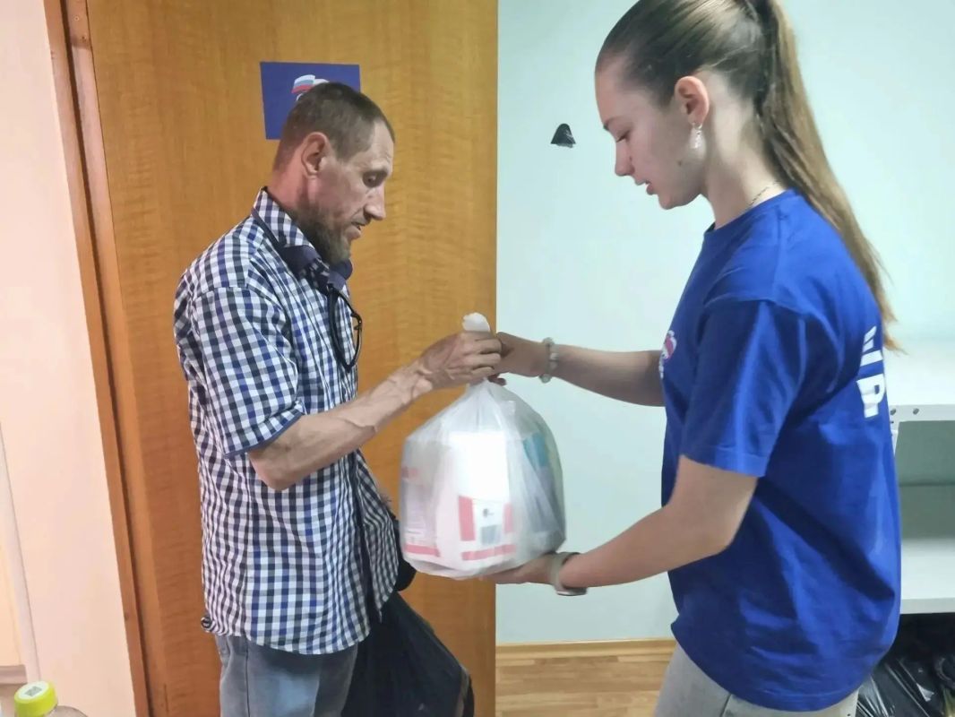 3 600 продуктовых наборов выдали волонтёры, бойцы подразделений «Орлан» и «БАРС-Белгород» с момента открытия гуманитарного центра в Шебекино 3 600 продуктовых наборов выдали волонтёры, бойцы подразделений «Орлан» и «БАРС-Белгород» с момента открытия гуманитарного центра в Шебекино