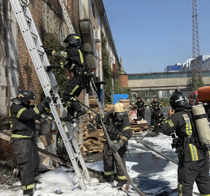 В Белгороде ликвидировали пожар в производственном цехе В Белгороде ликвидировали пожар в производственном цехе