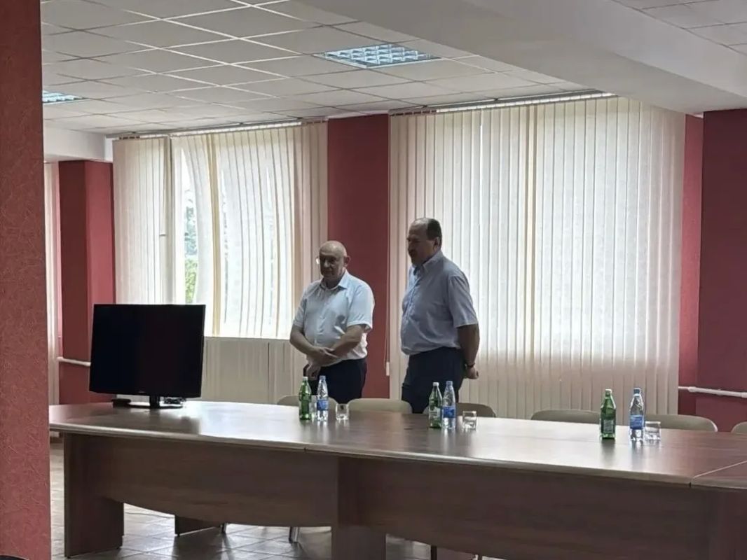Чтобы по-настоящему понимать, чем живёт округ, важно постоянно поддерживать связь с жителями Чтобы по-настоящему понимать, чем живёт округ, важно постоянно поддерживать связь с жителями