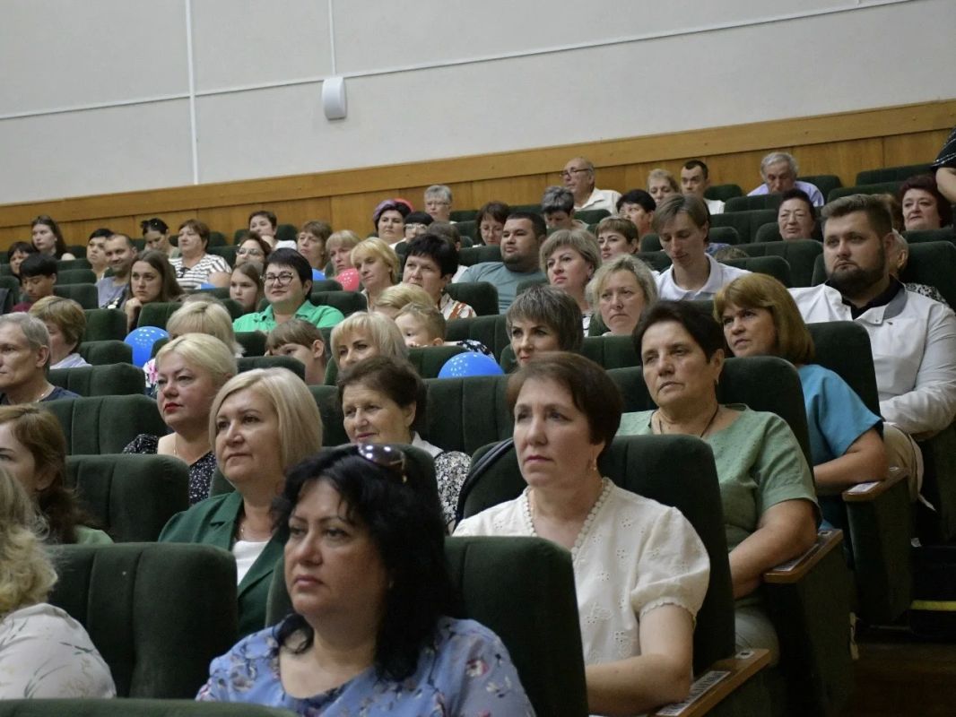 Чтобы по-настоящему понимать, чем живёт округ, важно постоянно поддерживать связь с жителями Чтобы по-настоящему понимать, чем живёт округ, важно постоянно поддерживать связь с жителями