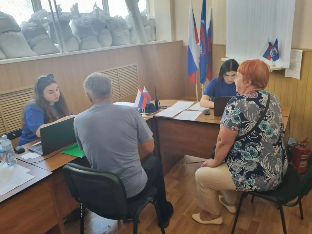 3 600 продуктовых наборов выдали волонтёры, бойцы подразделений «Орлан» и «БАРС-Белгород» с момента открытия гуманитарного центра в Шебекино 3 600 продуктовых наборов выдали волонтёры, бойцы подразделений «Орлан» и «БАРС-Белгород» с момента открытия гуманитарного центра в Шебекино