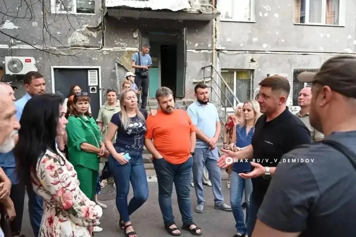 Глава администрации Валентин Демидов встретился с жильцами многоквартирных домов, квартиры которых получили повреждения из-за атаки ВСУ Глава администрации Валентин Демидов встретился с жильцами многоквартирных домов, квартиры которых получили повреждения из-за атаки ВСУ