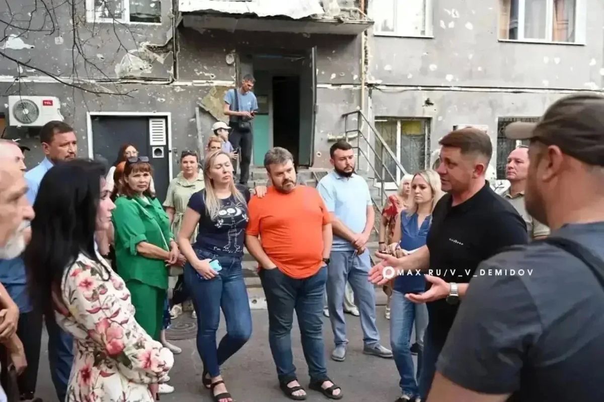 Валентин Демидов встретился с жителями многоквартирных домов, квартиры которых были повреждены из-за атаки вражеских БПЛА 27 июля Валентин Демидов встретился с жителями многоквартирных домов, квартиры которых были повреждены из-за атаки вражеских БПЛА 27 июля