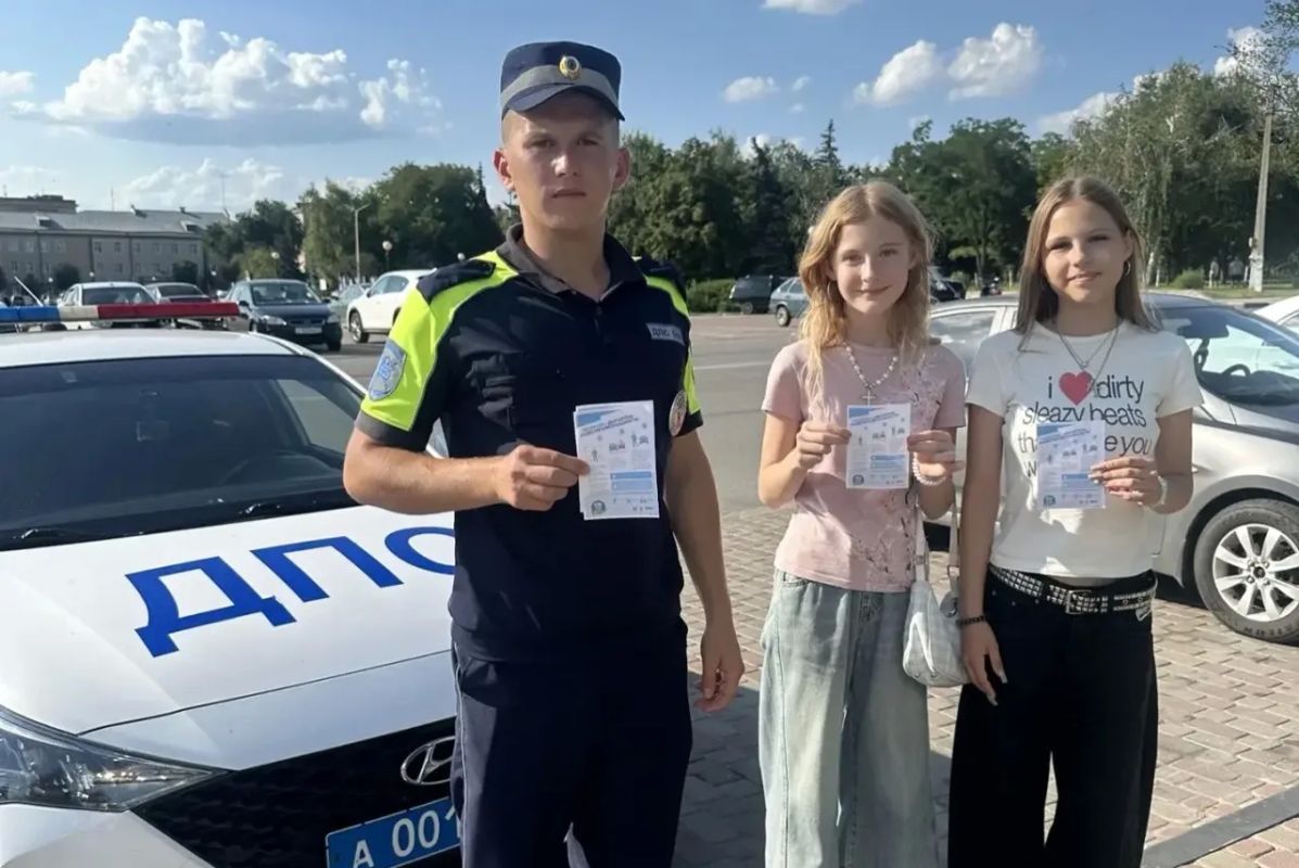 Доброе утро, друзья. Сегодня сотрудники Госавтоинспекции из Валуйского округа провели консультации по правилам дорожного движения на улице Уважаемые пешеходы, помните, что вы тоже являетесь участниками дорожного движения... Доброе утро, друзья. Сегодня сотрудники Госавтоинспекции из Валуйского округа провели консультации по правилам дорожного движения на улице Уважаемые пешеходы, помните, что вы тоже являетесь участниками дорожного движения...
