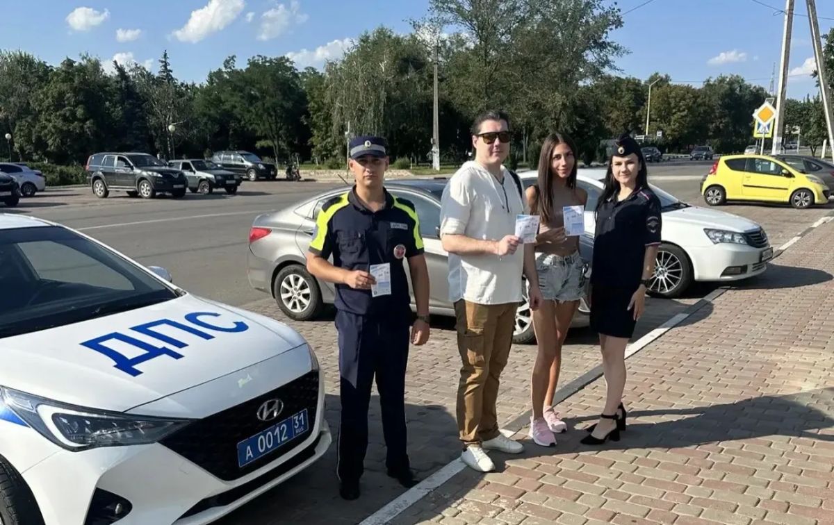 Доброе утро, друзья. Сегодня сотрудники Госавтоинспекции из Валуйского округа провели консультации по правилам дорожного движения на улице Уважаемые пешеходы, помните, что вы тоже являетесь участниками дорожного движения... Доброе утро, друзья. Сегодня сотрудники Госавтоинспекции из Валуйского округа провели консультации по правилам дорожного движения на улице Уважаемые пешеходы, помните, что вы тоже являетесь участниками дорожного движения...