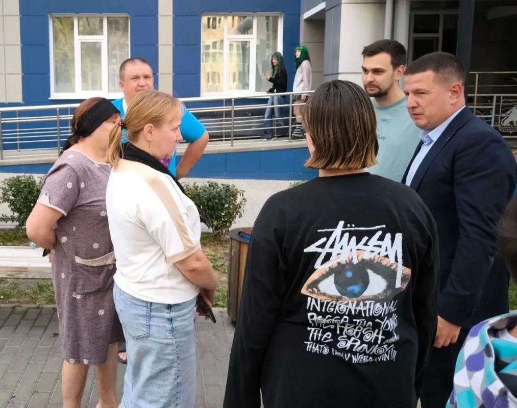 Руководитель муниципалитета побывал в пунктах временного размещения в Белгороде, где живут наши земляки из поселка Красная Яруга, Сергиевского территориального отдела, сел Вязовое, Колотиловка и Илёк-Пеньковка Руководитель муниципалитета побывал в пунктах временного размещения в Белгороде, где живут наши земляки из поселка Красная Яруга, Сергиевского территориального отдела, сел Вязовое, Колотиловка и Илёк-Пеньковка