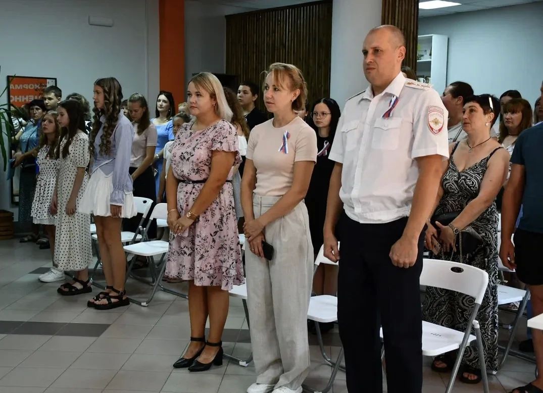 В преддверии Дня Государственного флага Российской Федерации произошло значимое событие: двенадцать юных жителей Красногвардейского округа получили свой первый паспорт - один из самых важных документов в жизни В преддверии Дня Государственного флага Российской Федерации произошло значимое событие: двенадцать юных жителей Красногвардейского округа получили свой первый паспорт - один из самых важных документов в жизни
