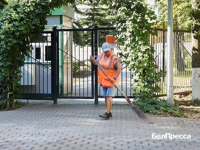 В Белгороде приводят в порядок территории рядом со школами и детскими садами В Белгороде приводят в порядок территории рядом со школами и детскими садами