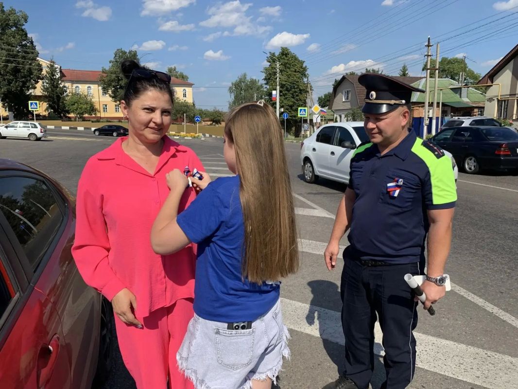 Накануне Дня Государственного флага России в Ракитянском округе прошла тематическая акция Накануне Дня Государственного флага России в Ракитянском округе прошла тематическая акция