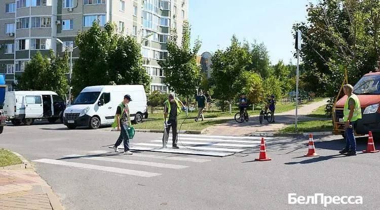 В Белгороде приводят в порядок территории рядом со школами и детскими садами В Белгороде приводят в порядок территории рядом со школами и детскими садами