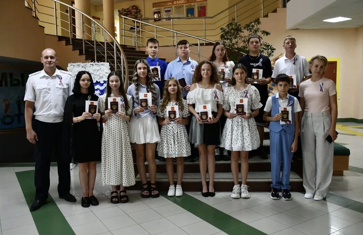 В преддверии Дня Государственного флага Российской Федерации произошло значимое событие: двенадцать юных жителей Красногвардейского округа получили свой первый паспорт - один из самых важных документов в жизни В преддверии Дня Государственного флага Российской Федерации произошло значимое событие: двенадцать юных жителей Красногвардейского округа получили свой первый паспорт - один из самых важных документов в жизни