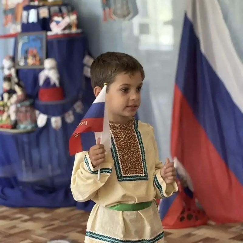 Три цвета – одна Россия: ярко и душевно День Государственного флага отметили ракитянские дошколята Три цвета – одна Россия: ярко и душевно День Государственного флага отметили ракитянские дошколята