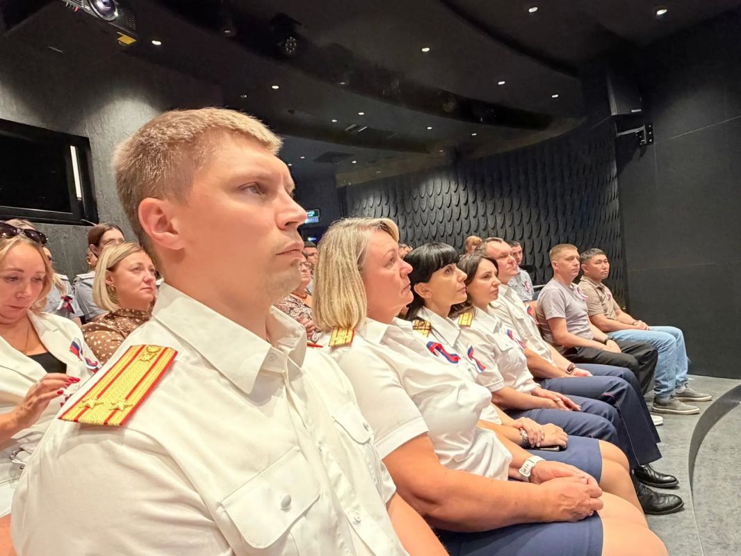 Сотрудники следственного управления СК России по Белгородской области приняли участие в торжественном мероприятии, посвященном Дню Государственного флага Российской Федерации Сотрудники следственного управления СК России по Белгородской области приняли участие в торжественном мероприятии, посвященном Дню Государственного флага Российской Федерации