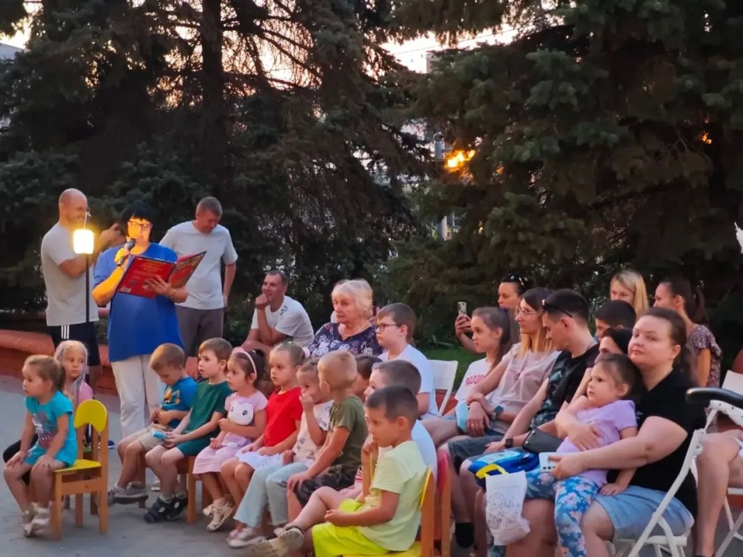 В День государственного флага посетители детской библиотеки имени А.А. Лиханова стали участниками интерактивной программы В День государственного флага посетители детской библиотеки имени А.А. Лиханова стали участниками интерактивной программы