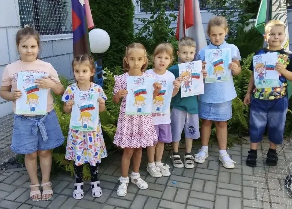 Три цвета – одна Россия: ярко и душевно День Государственного флага отметили ракитянские дошколята Три цвета – одна Россия: ярко и душевно День Государственного флага отметили ракитянские дошколята