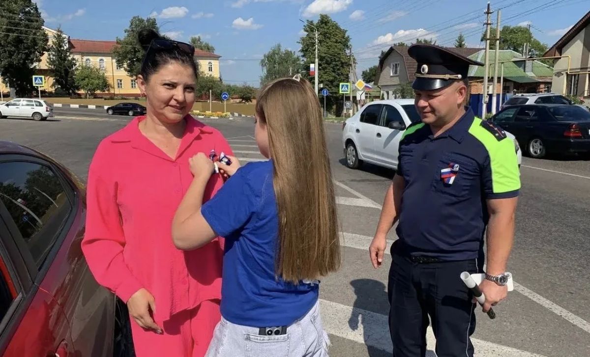 Доброе утро , друзья. В День Государственного флага, который отмечается 22 августа, молодые активисты и сотрудники Госавтоинспекции приняли участие в акции #ПоднятьФлаг В рамках придорожных консультаций они поздравили мимо... Доброе утро , друзья. В День Государственного флага, который отмечается 22 августа, молодые активисты и сотрудники Госавтоинспекции приняли участие в акции #ПоднятьФлаг В рамках придорожных консультаций они поздравили мимо...