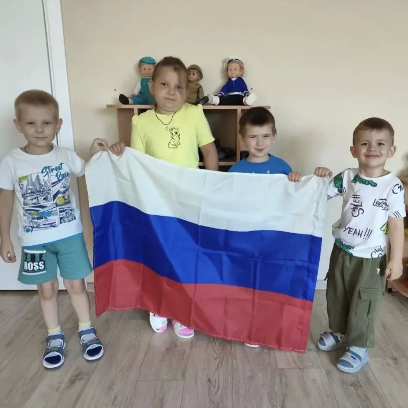 Три цвета – одна Россия: ярко и душевно День Государственного флага отметили ракитянские дошколята Три цвета – одна Россия: ярко и душевно День Государственного флага отметили ракитянские дошколята