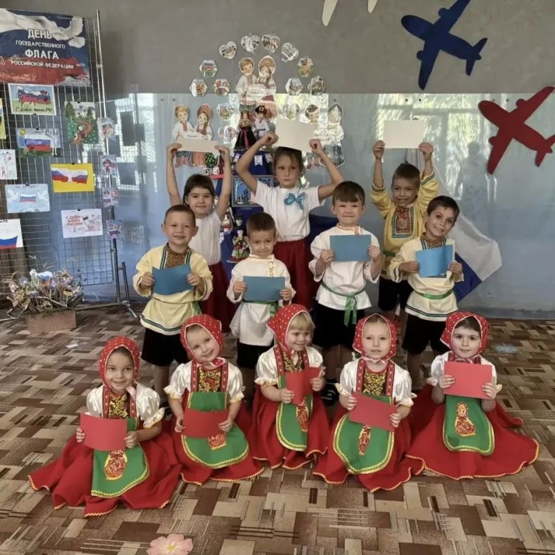 Три цвета – одна Россия: ярко и душевно День Государственного флага отметили ракитянские дошколята Три цвета – одна Россия: ярко и душевно День Государственного флага отметили ракитянские дошколята