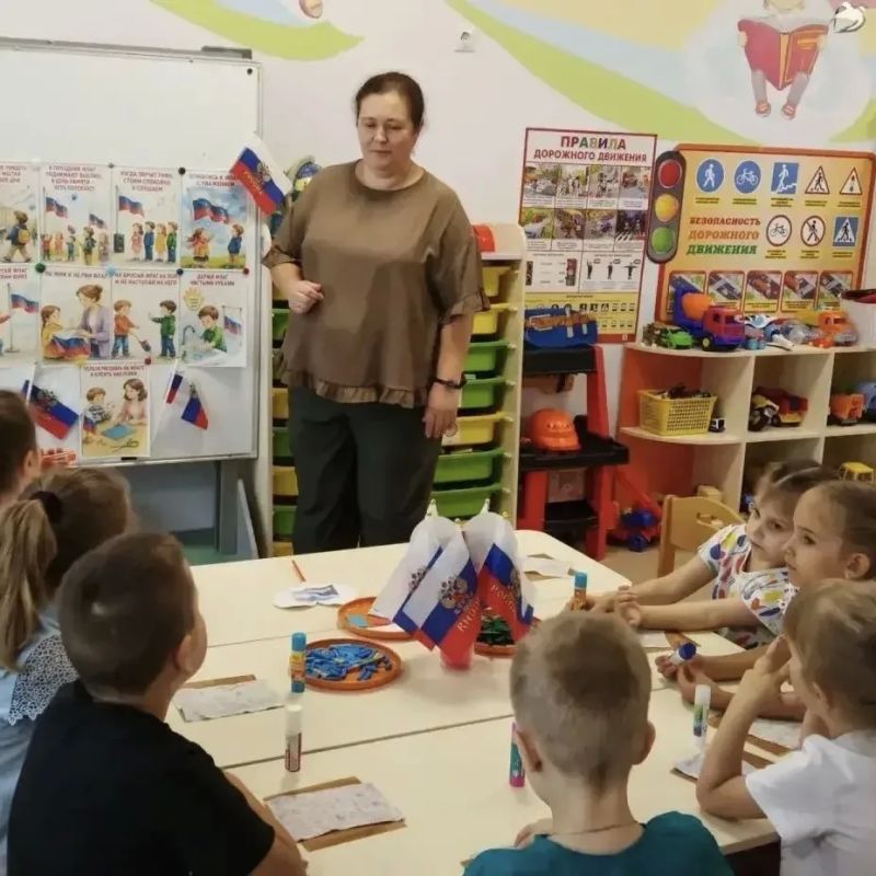 Три цвета – одна Россия: ярко и душевно День Государственного флага отметили ракитянские дошколята Три цвета – одна Россия: ярко и душевно День Государственного флага отметили ракитянские дошколята