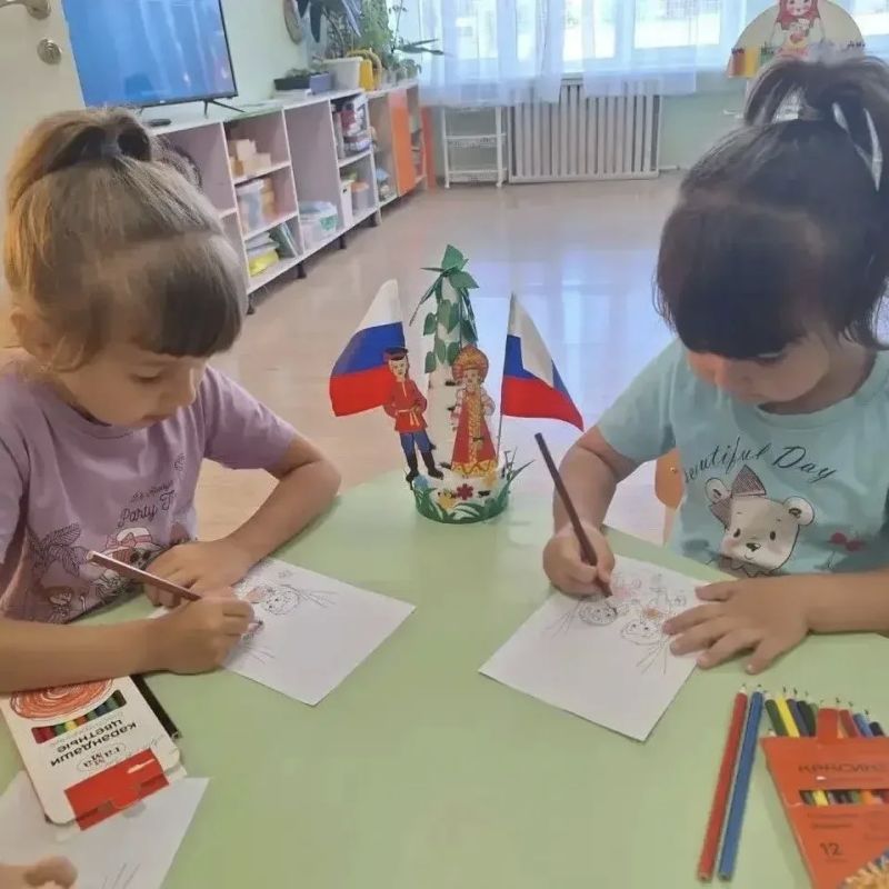 Три цвета – одна Россия: ярко и душевно День Государственного флага отметили ракитянские дошколята Три цвета – одна Россия: ярко и душевно День Государственного флага отметили ракитянские дошколята