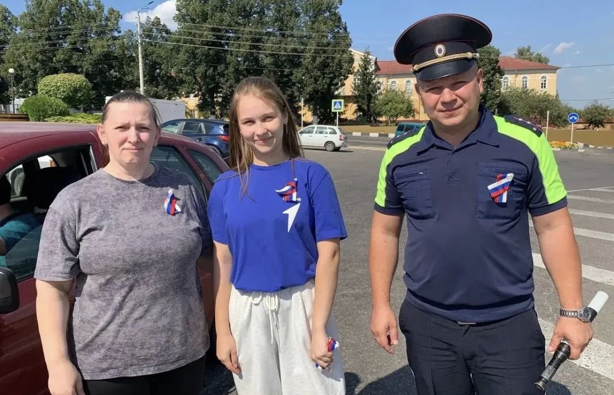 Доброе утро , друзья. В День Государственного флага, который отмечается 22 августа, молодые активисты и сотрудники Госавтоинспекции приняли участие в акции #ПоднятьФлаг В рамках придорожных консультаций они поздравили мимо... Доброе утро , друзья. В День Государственного флага, который отмечается 22 августа, молодые активисты и сотрудники Госавтоинспекции приняли участие в акции #ПоднятьФлаг В рамках придорожных консультаций они поздравили мимо...