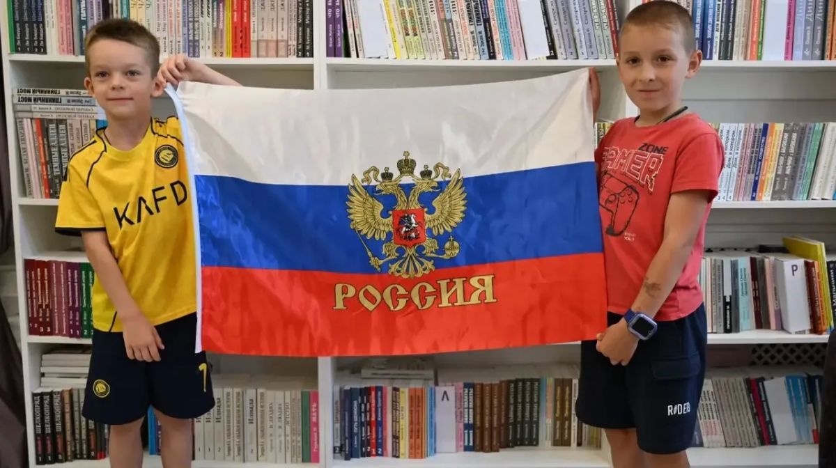 В День Государственного флага России, 22 августа, в Центре детского чтения специальной библиотеки для слепых им. В.Я. Ерошенко собрались юные читатели, чтобы поближе познакомиться с главными символами нашей страны и... В День Государственного флага России, 22 августа, в Центре детского чтения специальной библиотеки для слепых им. В.Я. Ерошенко собрались юные читатели, чтобы поближе познакомиться с главными символами нашей страны и...