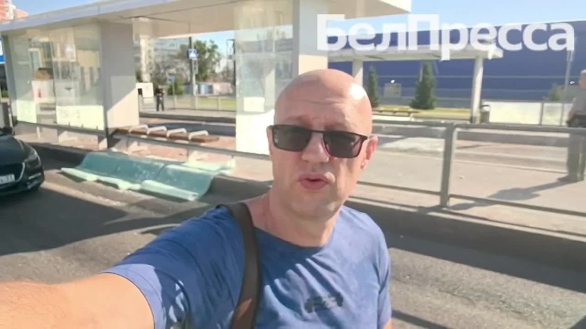 На месте атаки БПЛА на пассажирский автобус побывал наш корреспондент По словам коллеги, разбит остановочный комплекс. Повреждённый автобус уже увезли