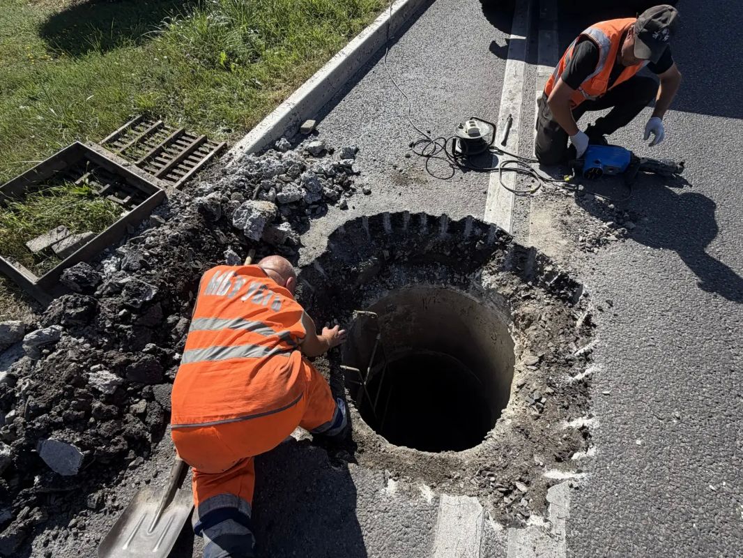 Сотрудники Белгорблагоустройства отремонтировали колодец ливневой канализации по проспекту Ватутина в областном центре Сотрудники Белгорблагоустройства отремонтировали колодец ливневой канализации по проспекту Ватутина в областном центре