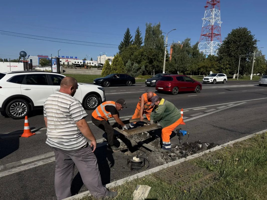 Сотрудники Белгорблагоустройства отремонтировали колодец ливневой канализации по проспекту Ватутина в областном центре Сотрудники Белгорблагоустройства отремонтировали колодец ливневой канализации по проспекту Ватутина в областном центре