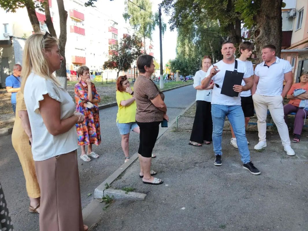 24 августа состоялась общественная приёмка многоквартирного дома по адресу: г. Строитель, ул. Ленина, 5 после капитального ремонта 24 августа состоялась общественная приёмка многоквартирного дома по адресу: г. Строитель, ул. Ленина, 5 после капитального ремонта
