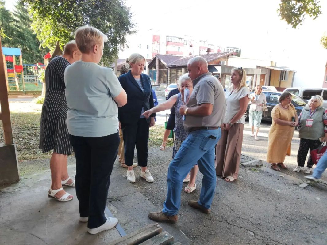 24 августа состоялась общественная приёмка многоквартирного дома по адресу: г. Строитель, ул. Ленина, 5 после капитального ремонта 24 августа состоялась общественная приёмка многоквартирного дома по адресу: г. Строитель, ул. Ленина, 5 после капитального ремонта