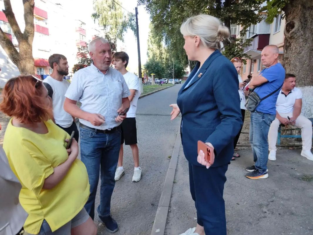 24 августа состоялась общественная приёмка многоквартирного дома по адресу: г. Строитель, ул. Ленина, 5 после капитального ремонта 24 августа состоялась общественная приёмка многоквартирного дома по адресу: г. Строитель, ул. Ленина, 5 после капитального ремонта