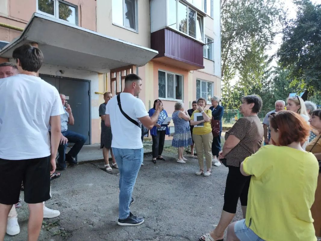 24 августа состоялась общественная приёмка многоквартирного дома по адресу: г. Строитель, ул. Ленина, 5 после капитального ремонта 24 августа состоялась общественная приёмка многоквартирного дома по адресу: г. Строитель, ул. Ленина, 5 после капитального ремонта