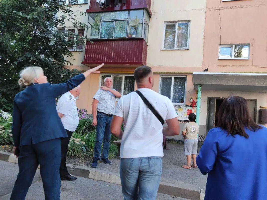 24 августа состоялась общественная приёмка многоквартирного дома по адресу: г. Строитель, ул. Ленина, 5 после капитального ремонта 24 августа состоялась общественная приёмка многоквартирного дома по адресу: г. Строитель, ул. Ленина, 5 после капитального ремонта