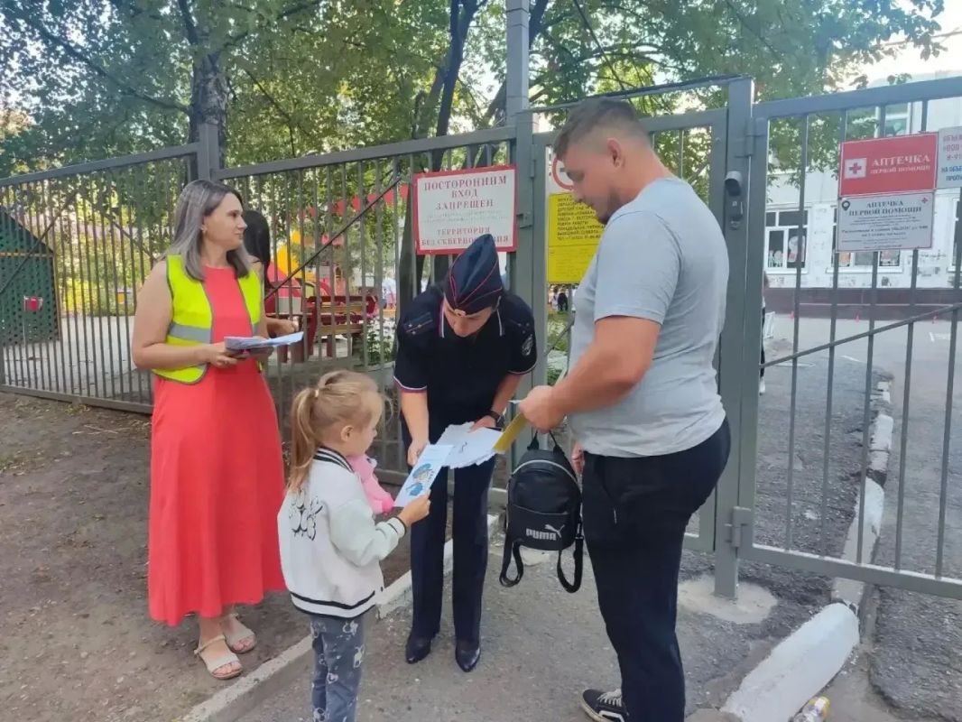 Здравствуйте. «Родительские патрули» уже заступили на дежурства вблизи образовательных учреждений Сотрудники Госавтоинспекции вместе с родительской общественностью напоминают вам и другим участникам, об обязательном... Здравствуйте. «Родительские патрули» уже заступили на дежурства вблизи образовательных учреждений Сотрудники Госавтоинспекции вместе с родительской общественностью напоминают вам и другим участникам, об обязательном...