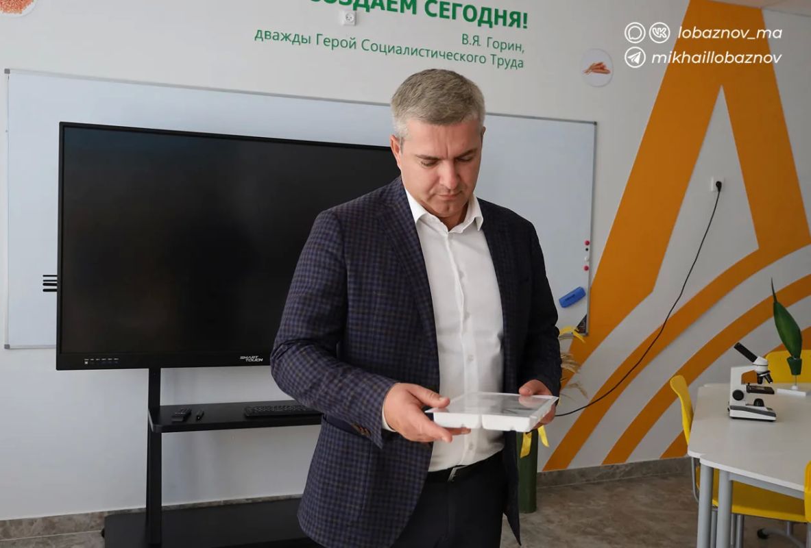 Михаил Лобазнов: В преддверии нового учебного года приехал в Городищенскую школу, где директор Елена Михайловна Крынина познакомила с тем, как выстроена профориентационная работа и какие возможности есть у ребят Михаил Лобазнов: В преддверии нового учебного года приехал в Городищенскую школу, где директор Елена Михайловна Крынина познакомила с тем, как выстроена профориентационная работа и какие возможности есть у ребят