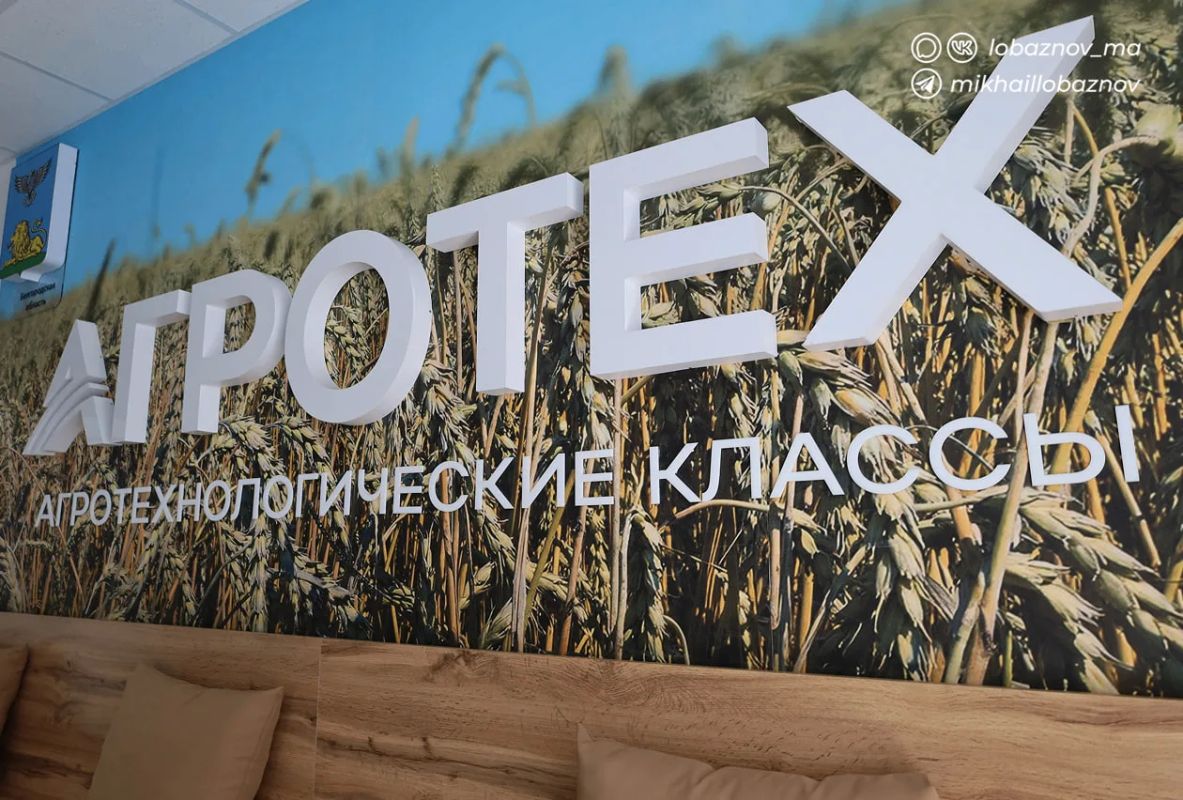 Михаил Лобазнов: В преддверии нового учебного года приехал в Городищенскую школу, где директор Елена Михайловна Крынина познакомила с тем, как выстроена профориентационная работа и какие возможности есть у ребят Михаил Лобазнов: В преддверии нового учебного года приехал в Городищенскую школу, где директор Елена Михайловна Крынина познакомила с тем, как выстроена профориентационная работа и какие возможности есть у ребят