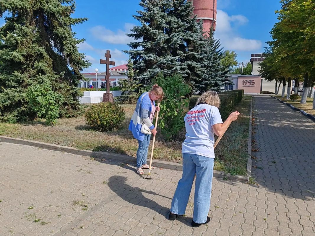 Сегодня прошла масштабная уборка территории у мемориального комплекса «Вечный огонь» Сегодня прошла масштабная уборка территории у мемориального комплекса «Вечный огонь»