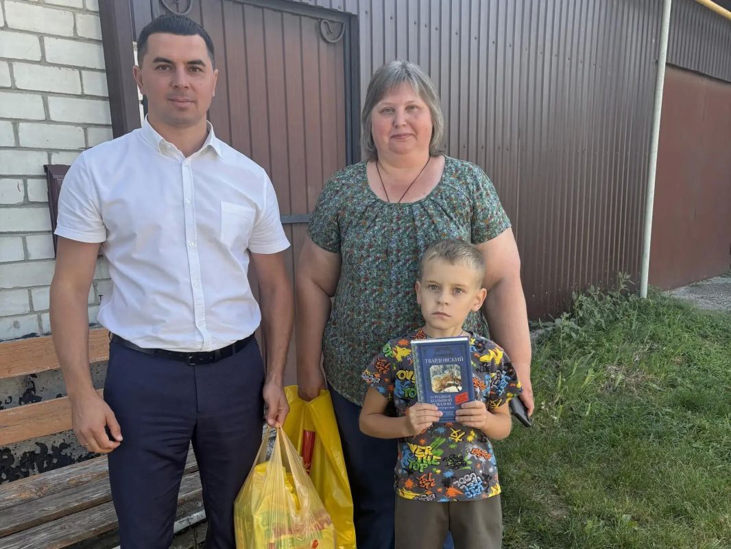 В Чернянском округе полицейские поздравили с предстоящим Днем знаний будущего первоклассника
