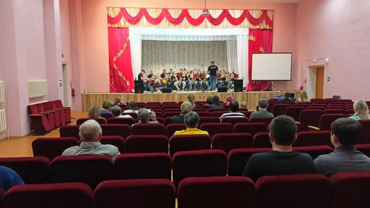 Творческий проект «Культура едет к вам!» продолжает дарить жителям и гостям малых населённых пунктов и муниципальных округов концерты коллективов Белгородской филармонии Творческий проект «Культура едет к вам!» продолжает дарить жителям и гостям малых населённых пунктов и муниципальных округов концерты коллективов Белгородской филармонии