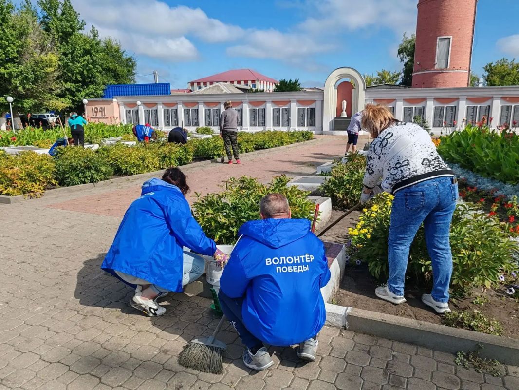Сегодня прошла масштабная уборка территории у мемориального комплекса «Вечный огонь» Сегодня прошла масштабная уборка территории у мемориального комплекса «Вечный огонь»