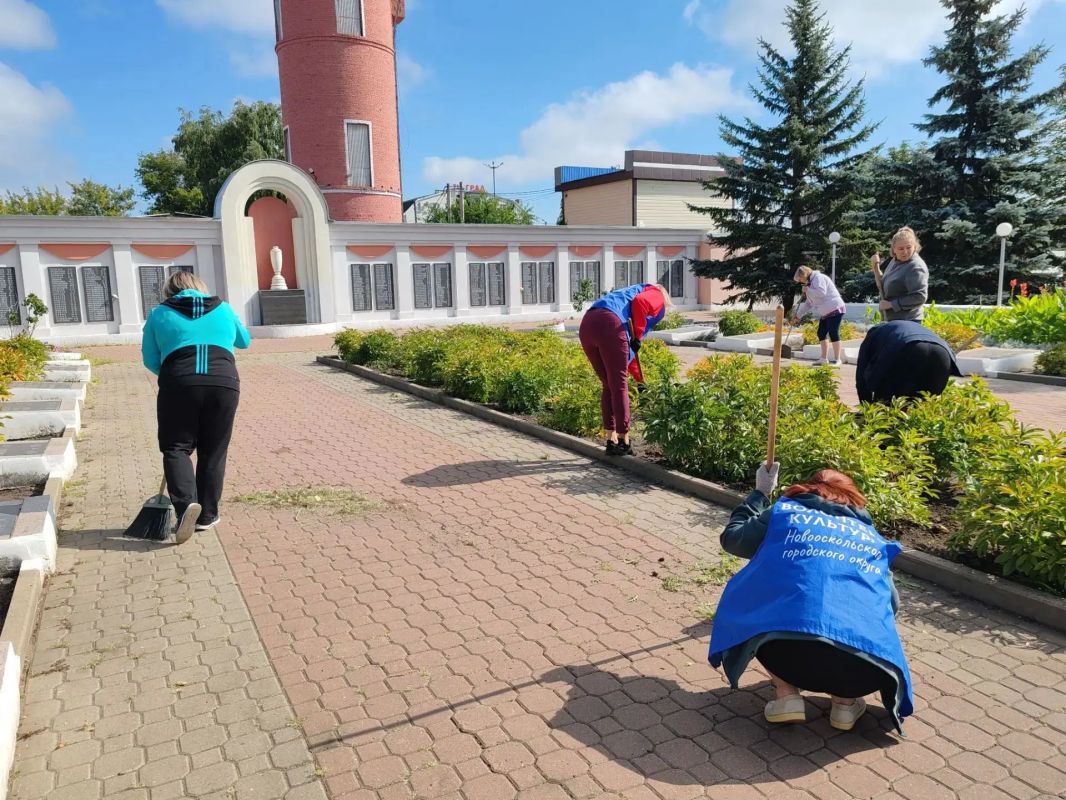 Сегодня прошла масштабная уборка территории у мемориального комплекса «Вечный огонь» Сегодня прошла масштабная уборка территории у мемориального комплекса «Вечный огонь»