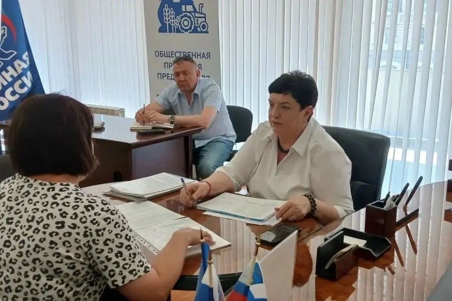 Помощь здесь и сейчас: кому и чем помогли парламентарии во время встреч в округах Помощь здесь и сейчас: кому и чем помогли парламентарии во время встреч в округах