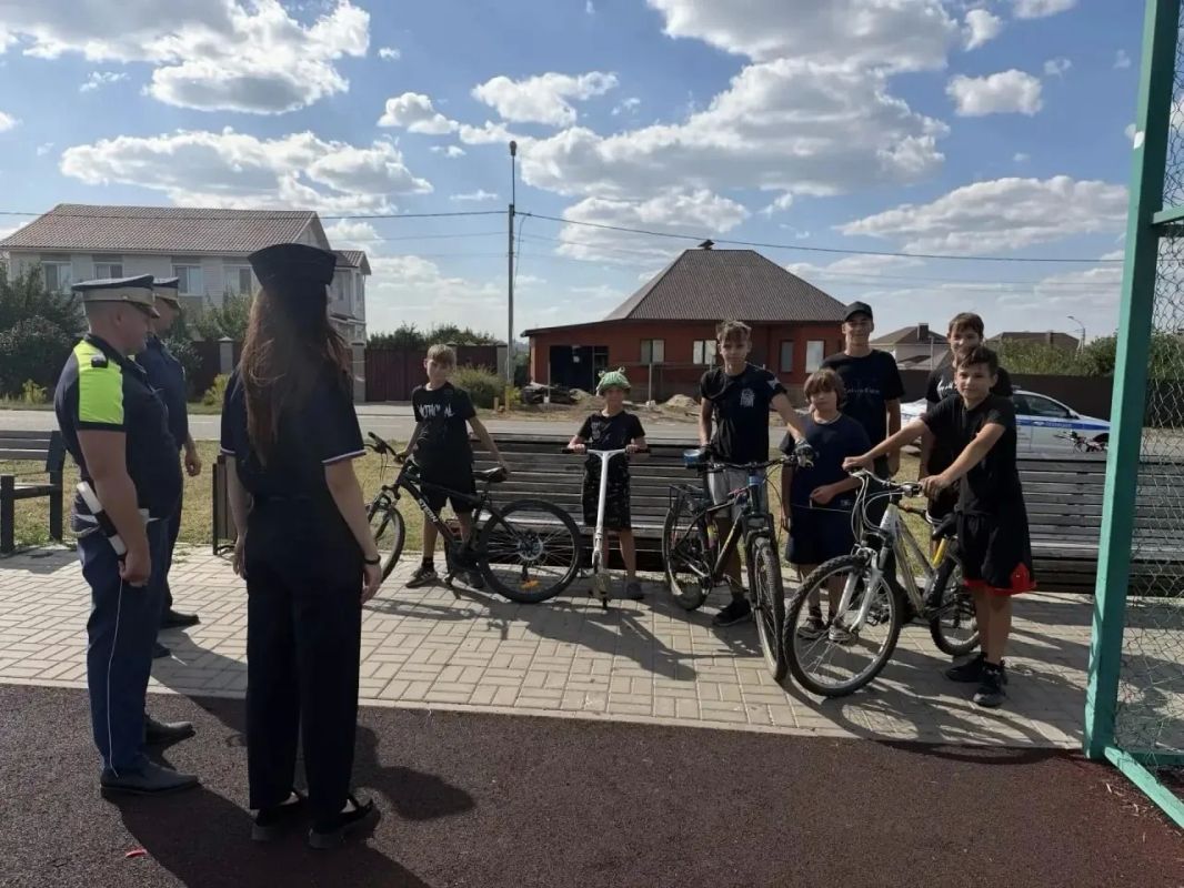 В Белгородском округе полицейские напомнили юным участникам дорожного движения правила безопасности при катании на велосипедах и самокатах В Белгородском округе полицейские напомнили юным участникам дорожного движения правила безопасности при катании на велосипедах и самокатах